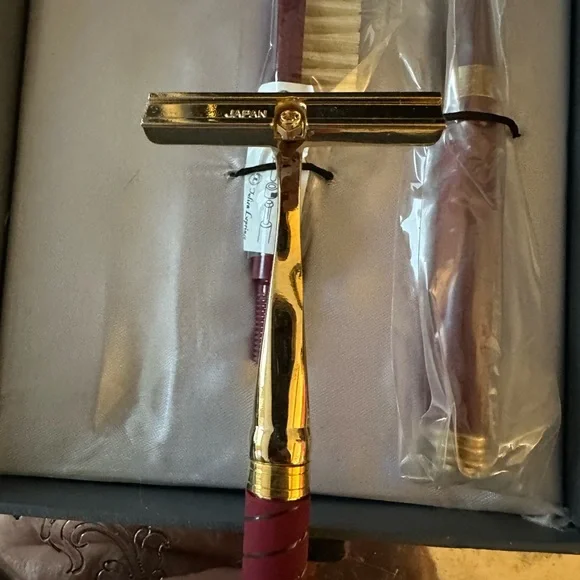 Boxed Maroon Grooming Set New - Picture 3 of 5